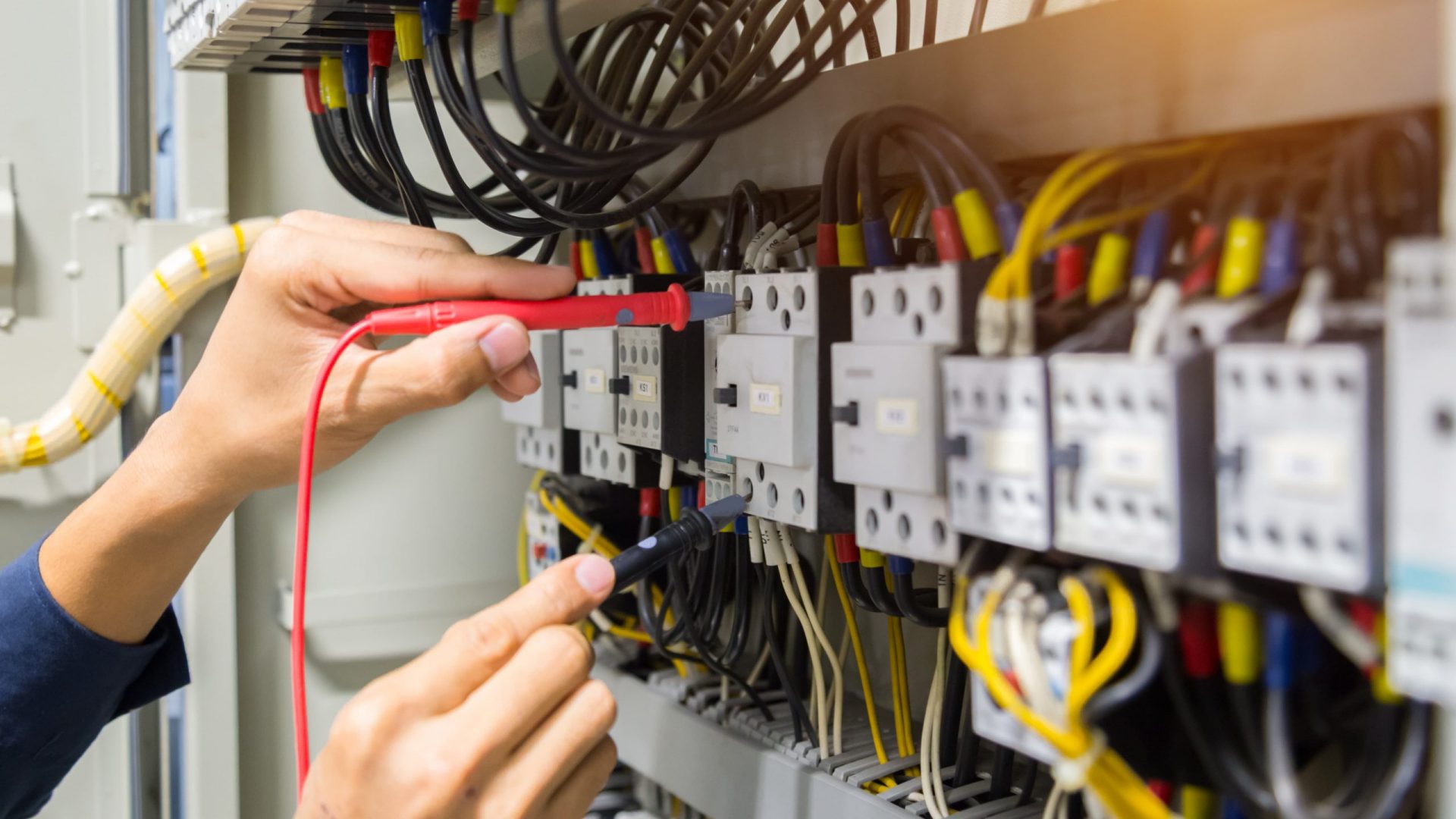 Elecrician choosing electrical goods in the shop